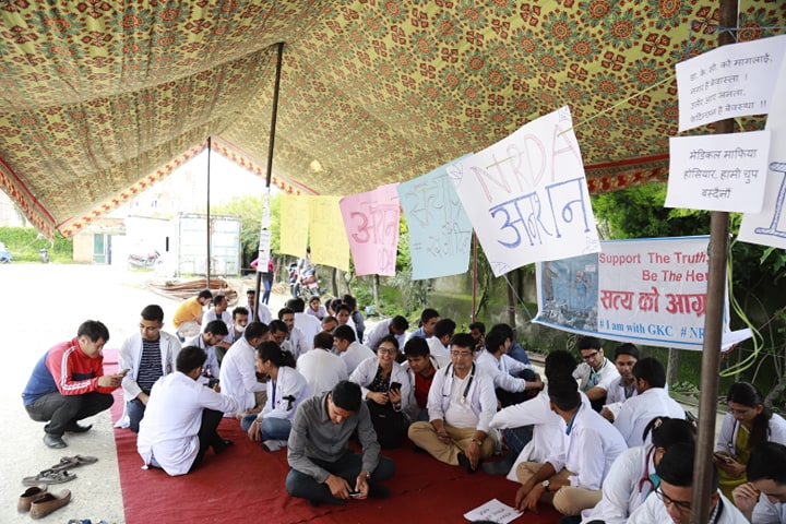 डा केसीको माग पूरा गर्न दबाब दिन रेजिडेन्ट डाक्टर सामूहिक अनशनमा