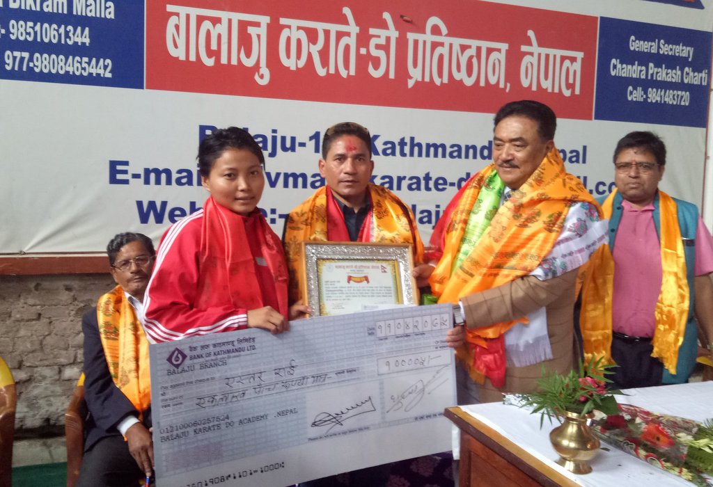 कराते खेलाडी एस्तर राई नगदसहित सम्मानित