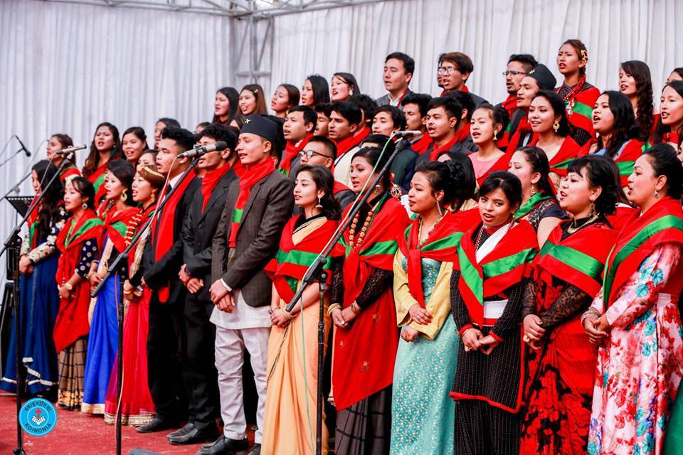 चर्चमा नेपाली भाका : टुङ्गना, मादल र खैँजडीको धूनमा भजन