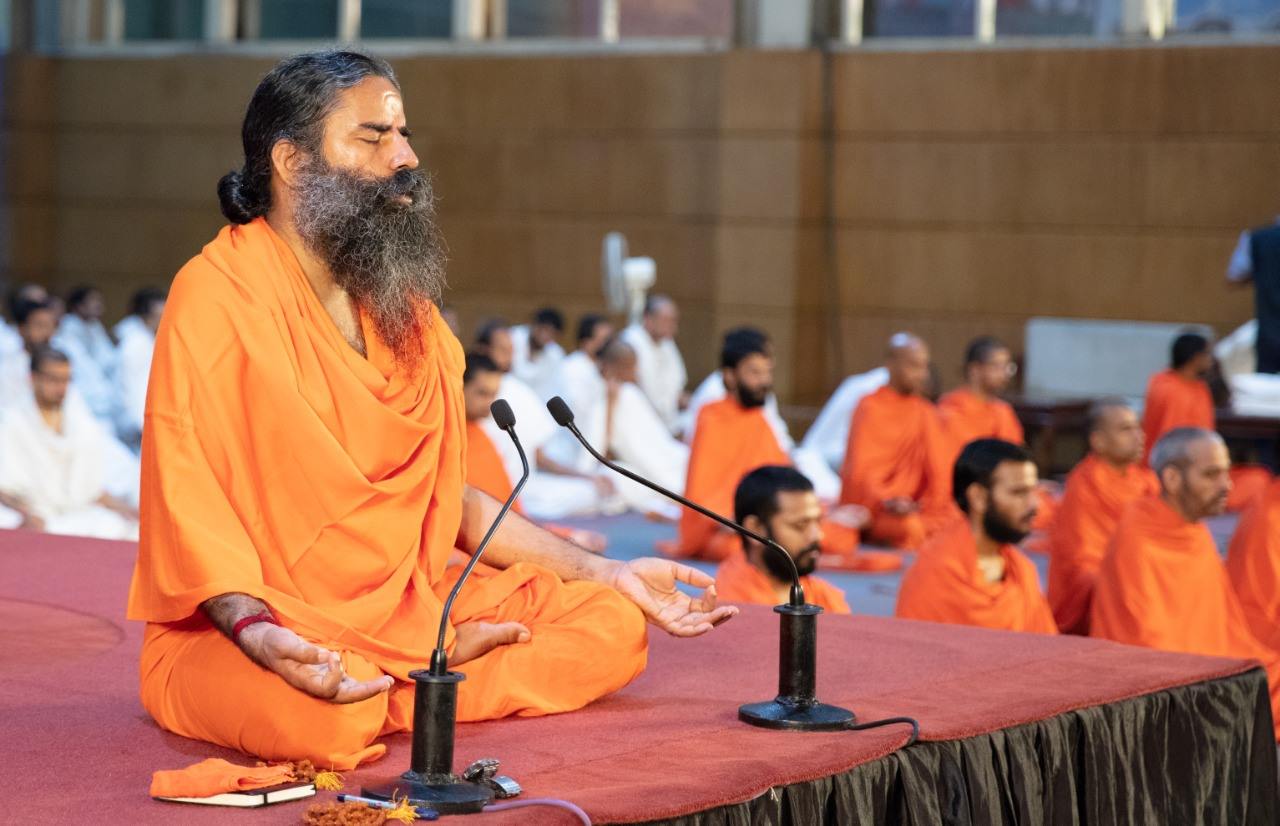 रामदेवको संस्थाले राष्ट्रियतामा आँच आउने गतिविधि गरेको आरोप, भारतको झण्डा बोक्न नसक्ने भन्दै भक्तपुरमा विद्रोह 