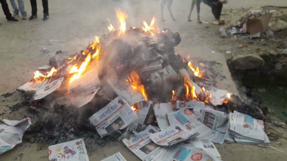 सुदूरपश्चिम प्रदेशको राजधानी विवादः विरोधमा समाचार लेखेको भन्दै प्रत्रिका जलाइयो