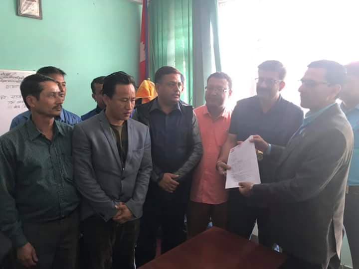 दशैँलार्इ लक्षित गर्दै तरुण दलले बुझायो प्रधानमन्त्रीलाई ९ बुँदे मागसहितकाे ज्ञापन पत्र