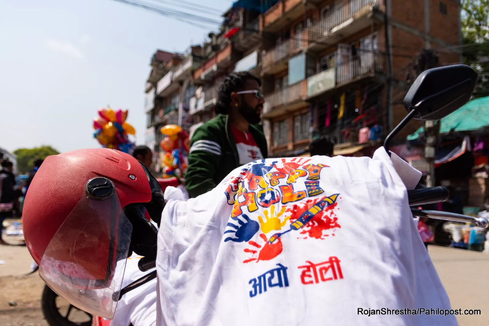 तराईमा आज मनाइँदै होली