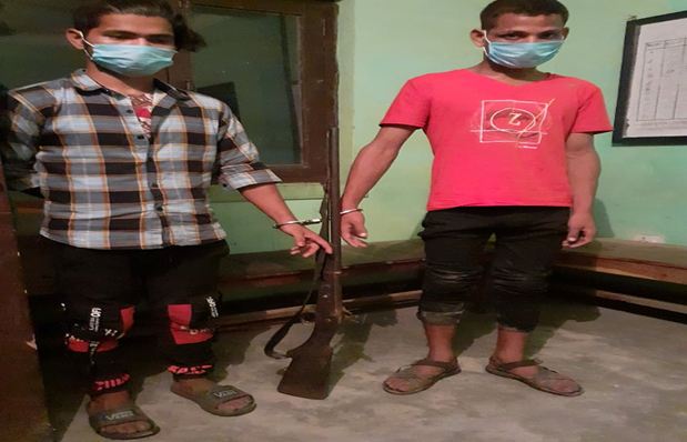गोठमा लुकाएको बन्दुक सहित दुई युवक समातिए