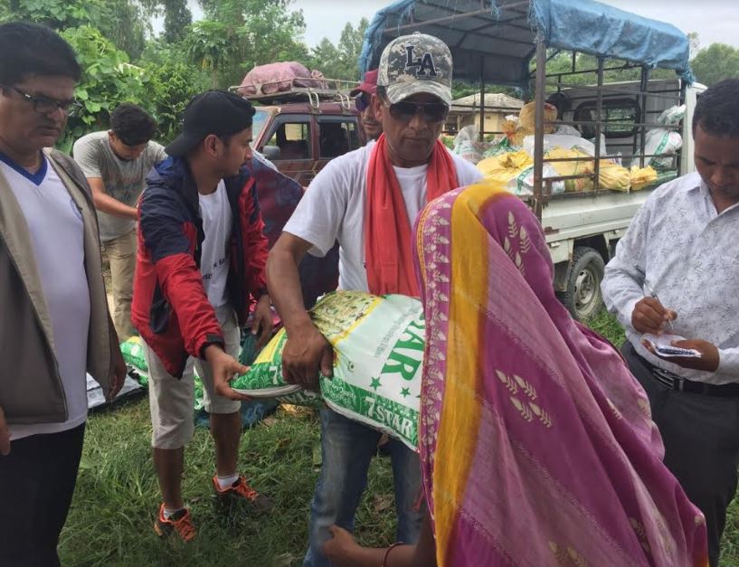 बाढीपीडितलाई निर्माता संघको राहत 