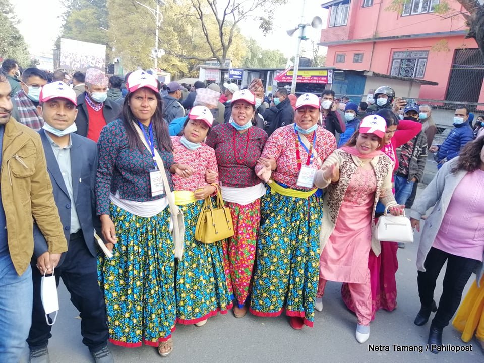 डडेलधुराबाट आएर भृकुटीमण्डपमा देउडा गाउँदै, देउवालाई मत माग्दै