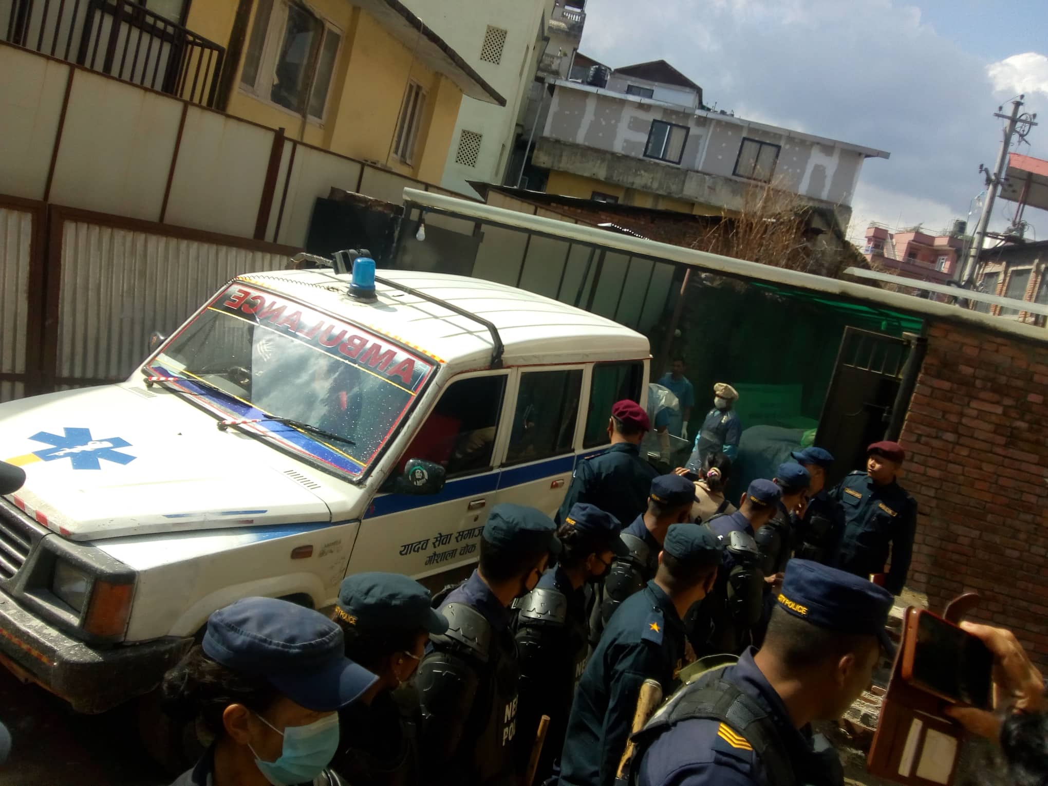 शव बोकेको बाहन पुग्यो शिक्षण अस्पताल