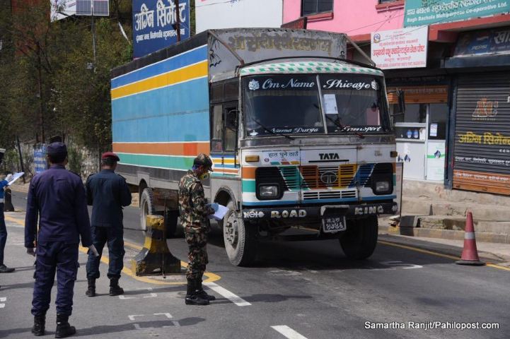 रातिबाट काठमाडौं छिर्ने नाका ठप्प : सिडिओ कार्यालयबाट जारी पास भएका सवारी पनि रोकिए