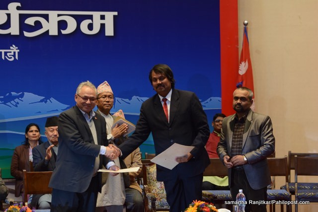 जन अभिमतमा आधारित लोकतान्त्रिक विधिमार्फत मधेशका मुद्दा टुंगाउन सीके राउतसँग सरकारको सहमति