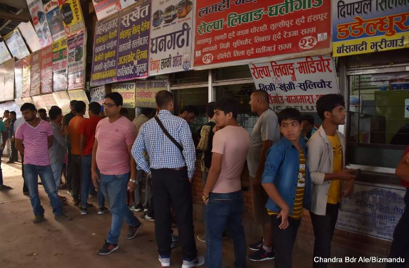 यातायात व्यवसायीको सरकारलार्इ चेतावनी : 'पेट्रोलियम पदार्थको मूल्य नघटाए टिकट बुकिङ नगर्ने'