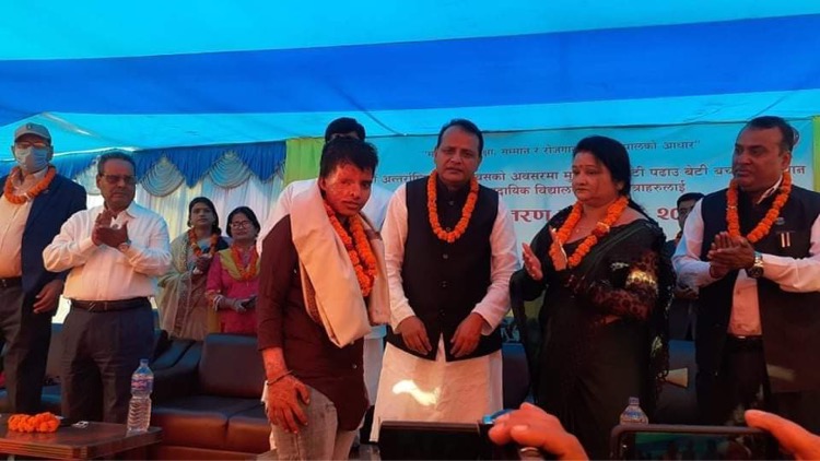 नारी दिवसको अवसरमा एसिड पीडित आरती साहलाई प्रदेश सरकारको सम्मान