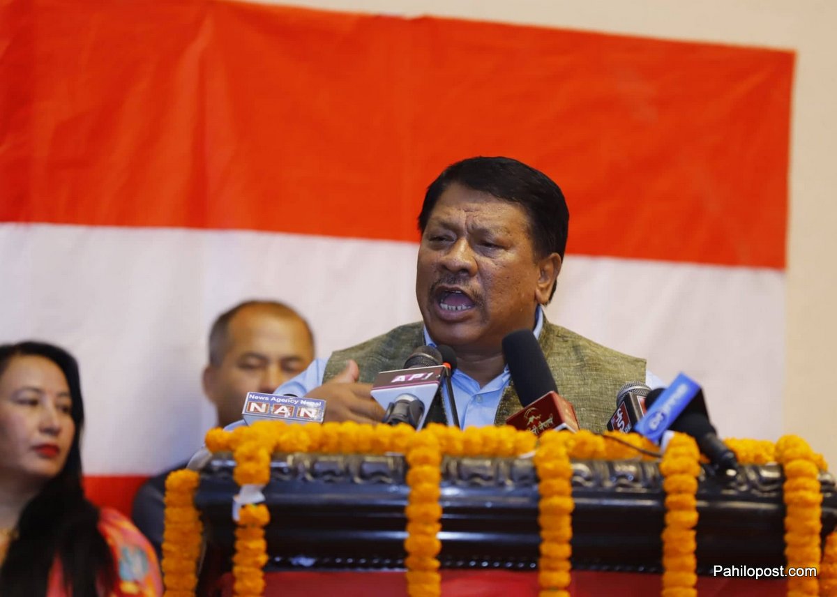 ओलीमाथि प्रकाशमान सिंहको प्रश्न : आफ्नै दलको नाम स्थिर गर्न नसक्नेले देश स्थिर राख्छ?