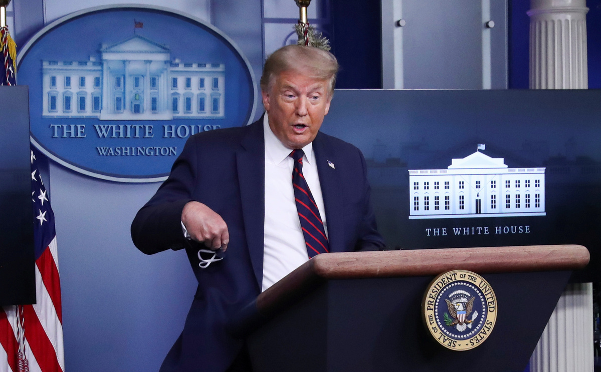 ट्रम्पले रोयटर्सका संवाददातालाई भने : मास्क खोल्नुस्