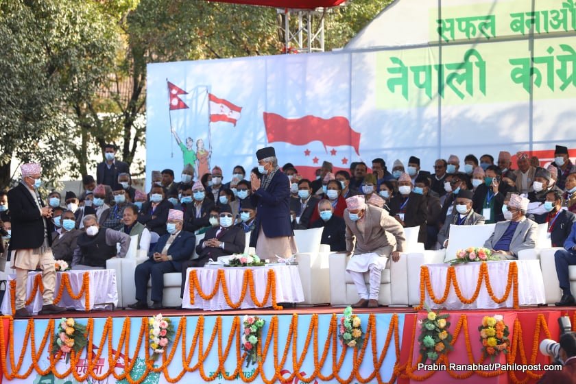 कांग्रेस महाधिवेशनमा ओलीको इन्ट्री : देउवासँग नमस्ते साटासाट, हात बाँधेर बसे नेपाल र प्रचण्ड