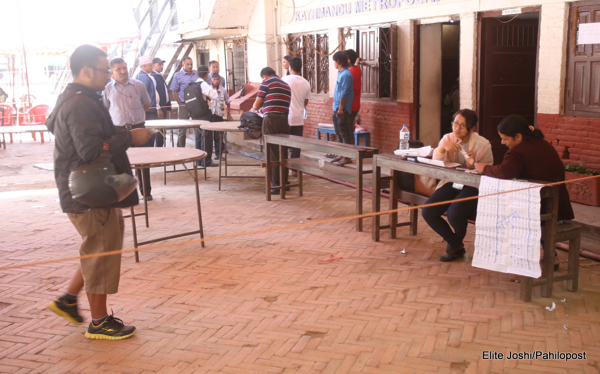 तस्बिरमा हेर्नुस् भोलिको मतदानस्थलको तयारी