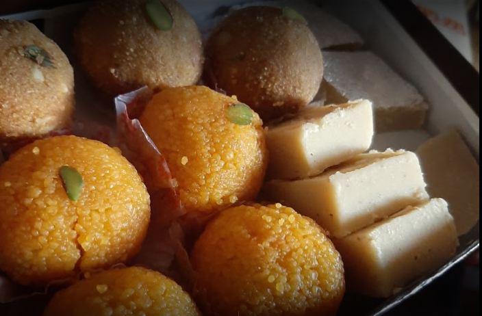 बढुवा भएको खुशीमा एसएसपीले किनेको मिठाइमा मान्छेको नङ !