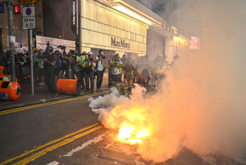 हङकङ संकट: प्रदर्शनकारीले प्रहरीमाथि पेट्रोल बम प्रहार गरेपछि चल्यो अश्रुग्यास