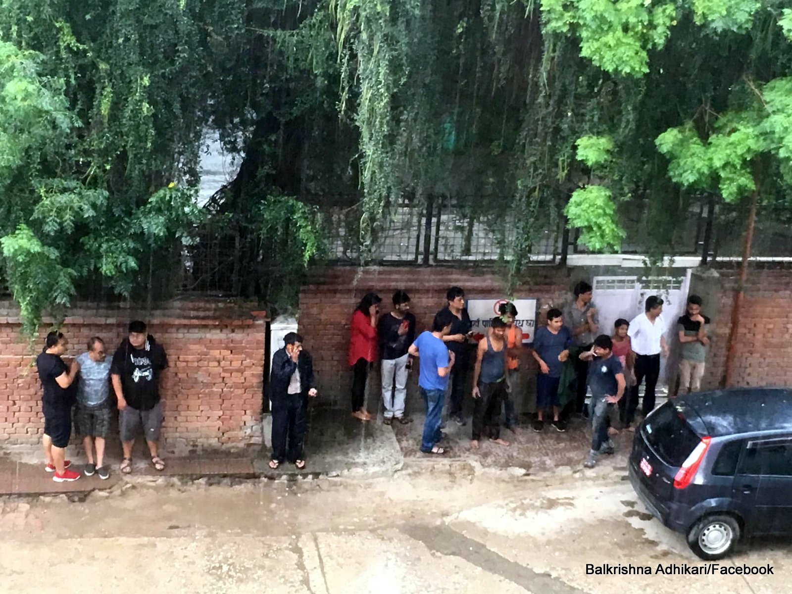 भूकम्पले तर्सायो : पानीमा रुझेर पनि घरबाहिरै