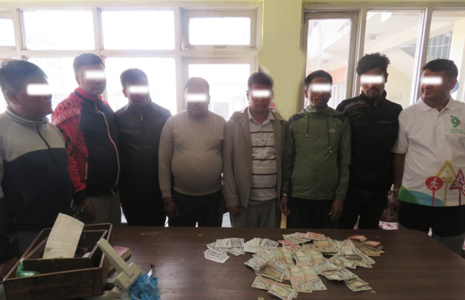 मुलपानीमा सात जना जुवाडे पक्राउ