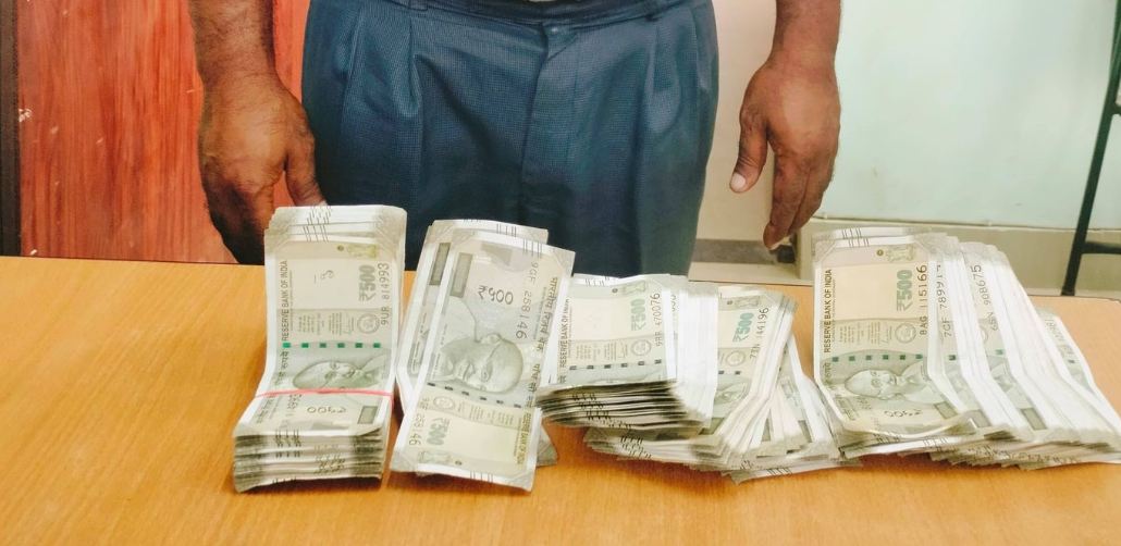 भारतीय ५ सय दरको नोट सहित एक पुरुष समातिए