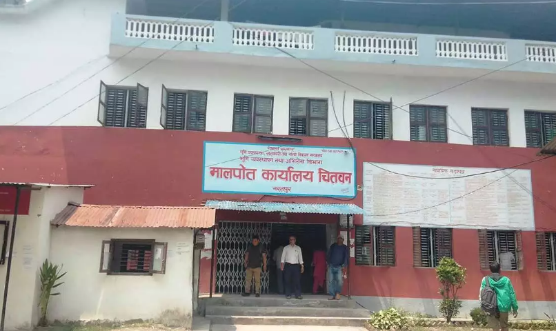 भरतपुर मालपोत कार्यालयमा काम सुस्तै: विचौलिया हटाएपनि सेवा उस्तै, सेवाग्राही आक्रोशित