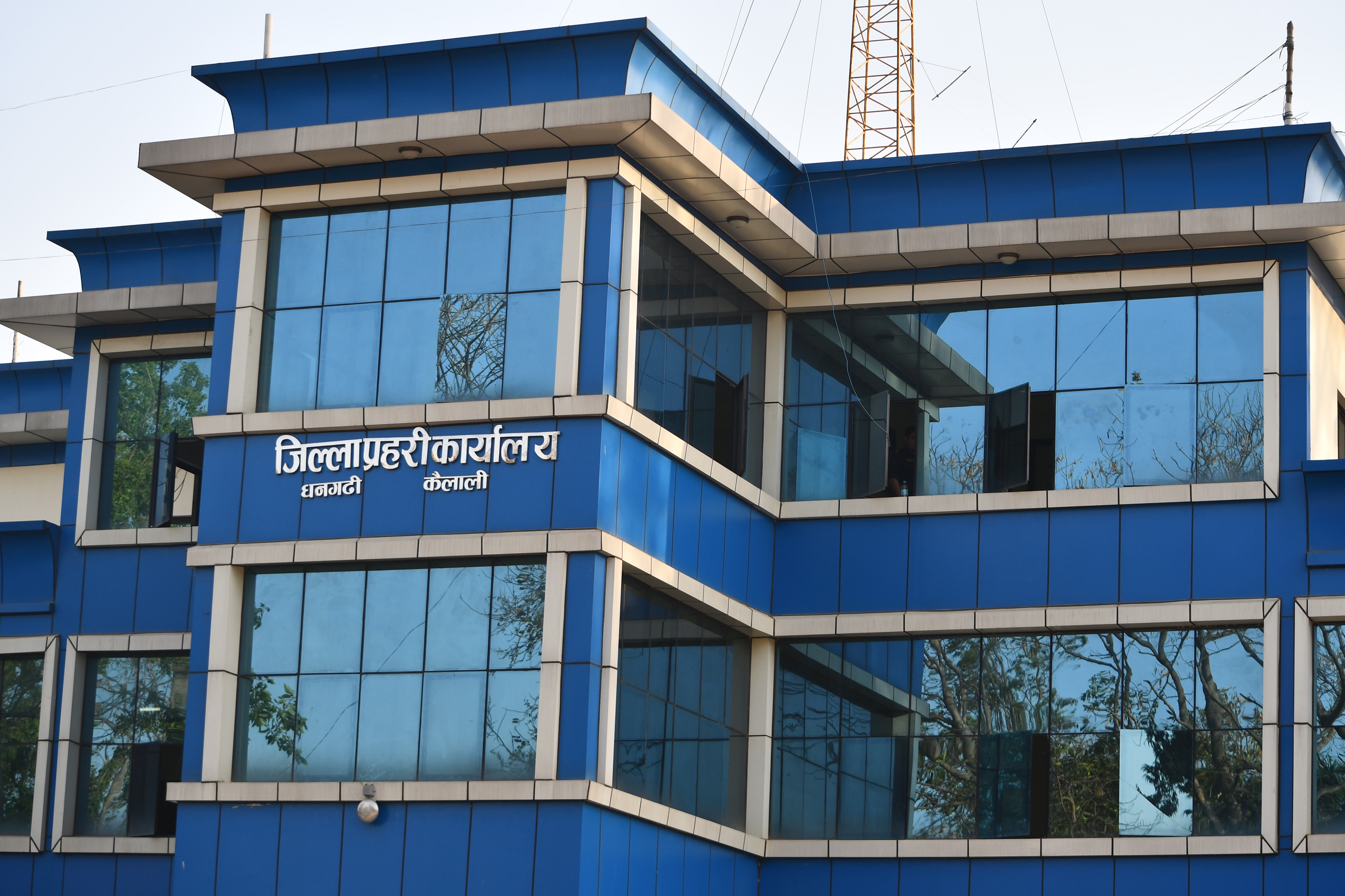 धनगढीमा पेस्तोल र सुनका गहनासहित तीन जना पक्राउ