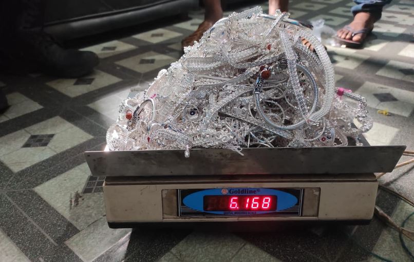 भारतबाट ल्याउँदै गरेको ६ केजी चाँदी सहित एक पुरुष समातिए