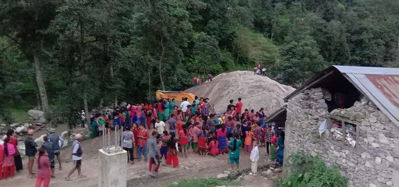बालुवा झिकेपछि बनेको खाल्डोमा परी मृत्यु भएका मृतकका परिवारलाई २५ लाख क्षतिपूर्ति