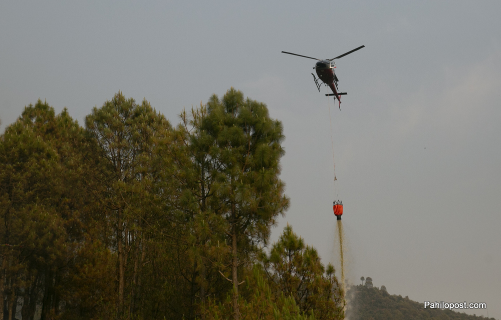 नागार्जुनको जंगलको आगो नियन्त्रणका लागि सुन्दरीजलबाट हेलिकप्टरमा यसरी लगियो पानी