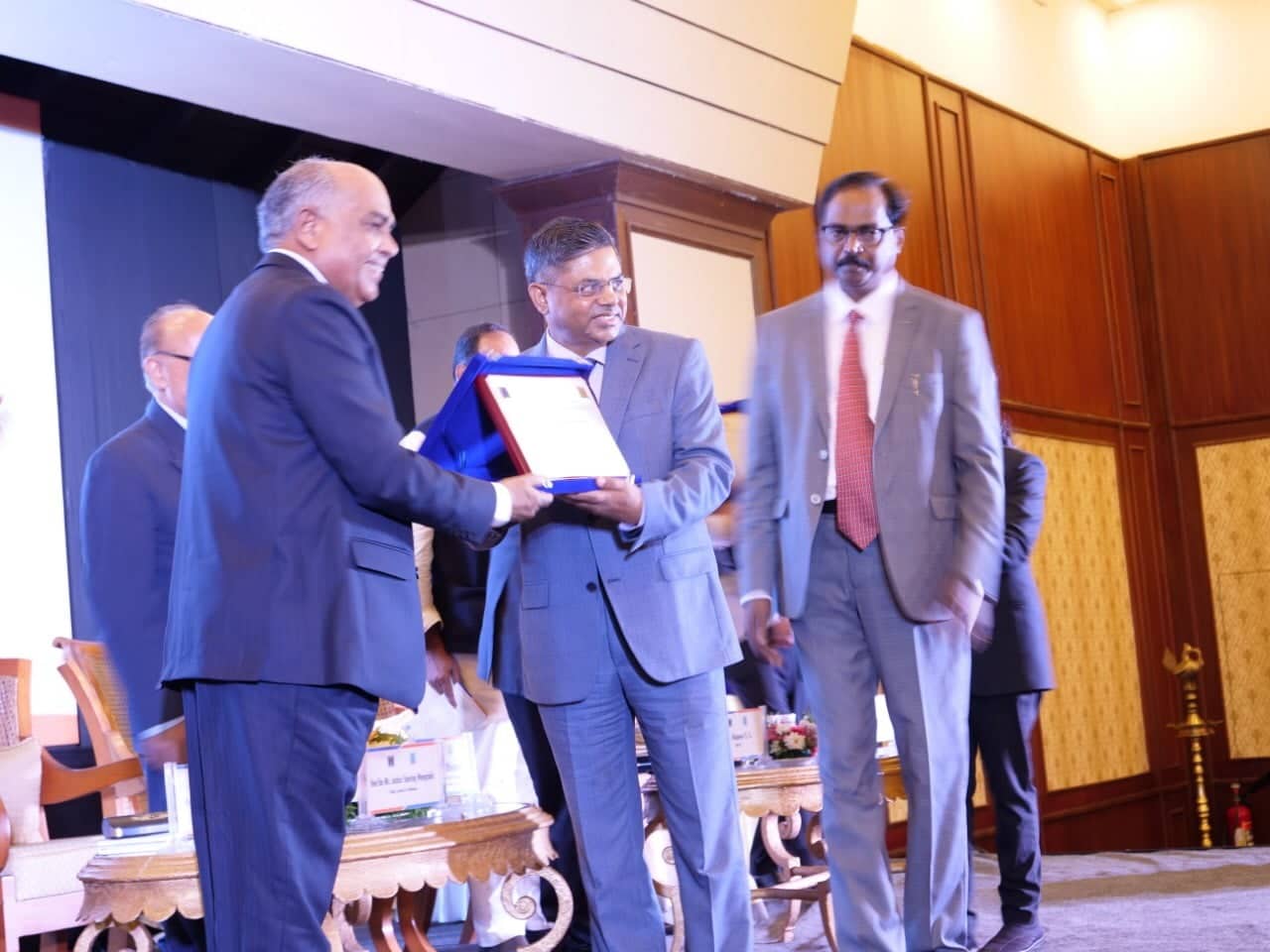 न्यायाधीश सिन्हा जुरिष्ट अवार्डबाट सम्मानित