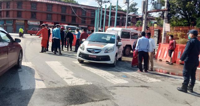 एम्बुलेन्स दुर्घटना : चालकले मदिरा खाए, हेल्परले हात 'सफा गर्न' भन्दै नशाको तालमा चलाए