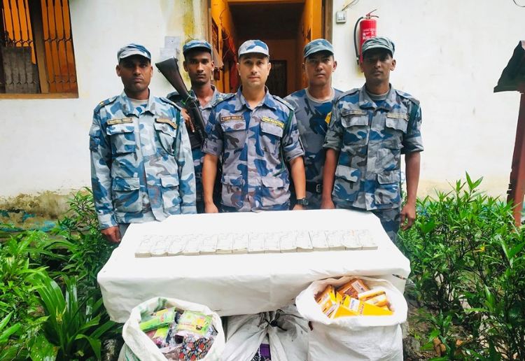सशस्त्र प्रहरी देखेपछि टाउकोमा बोकेर ल्याएको १५ लाख रुपैयाँ छोडेर भागे