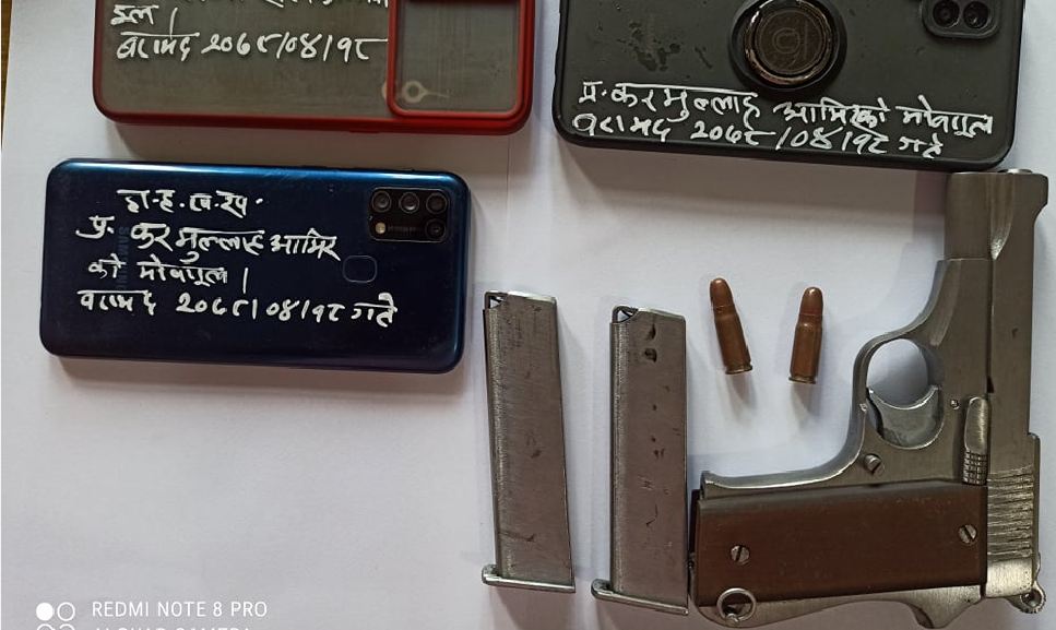 अटोमेटिक पेस्तोलसहित दुई भारतीय नागरिक पक्राउ