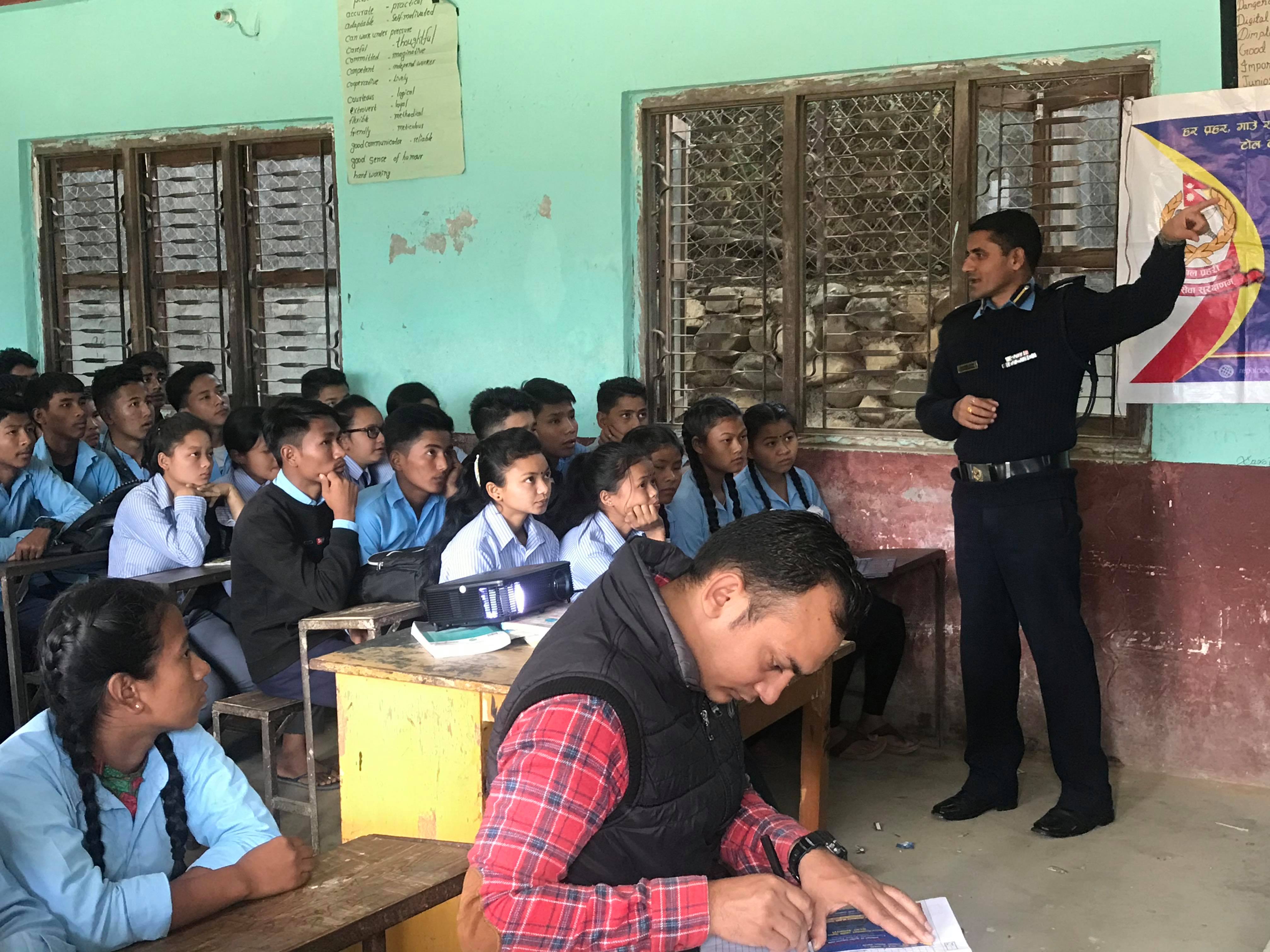 विद्यालयमा पुगेर साइवर अपराध बारे कक्षा दिदैं गजुरी प्रहरी