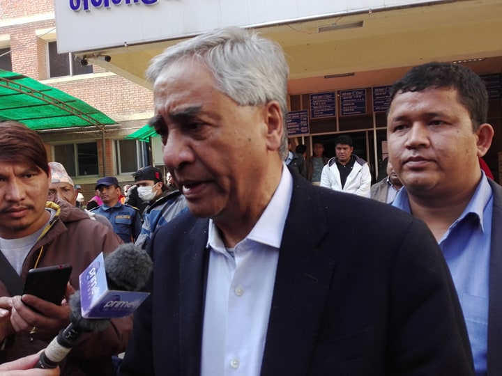 प्रम ओलीको अवस्था बुझ्न कांग्रेस सभापति पुगे अस्पताल