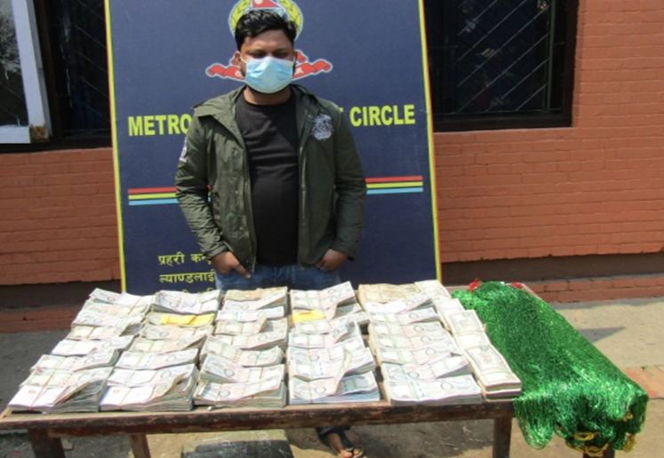 यात्रुबाहक बसको प्यासेजमा फेला परेको कार्टुनभित्र ४३ लाख रुपैयाँ!