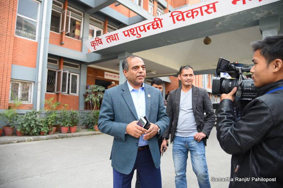 भित्रिँदै गरेका मन्त्री घनश्याम भुषाललाई बाहिरिँदै गरेका मन्त्री चक्रपाणि खनालको स्वागत, भने : म सहयोग गर्छु