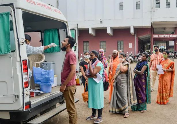 भारतमा उकालो लाग्दै संक्रमण दर : सक्रिय कोरोन संक्रमितको संख्या फेरि ४ लाख नाघ्यो