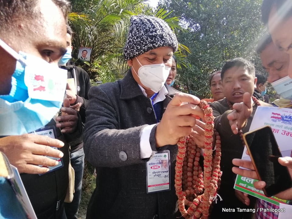 रुद्राक्ष बाँड्दै, मत माग्दै उमेशजँग रायमाझी