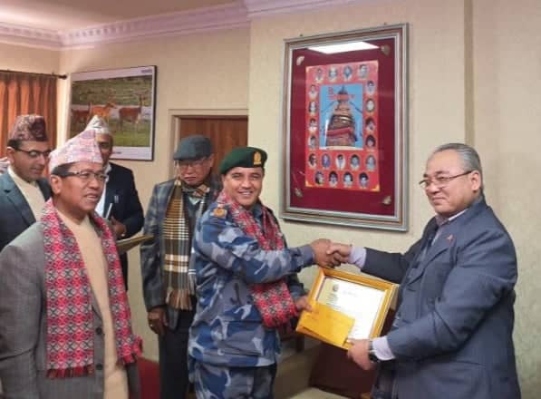 बेरुजु फर्छ्यौटमा सर्वोत्कृष्ट भएको सशस्त्र प्रहरी बलका महानिरीक्षक खनाललाई गृहमन्त्रीको सम्मान