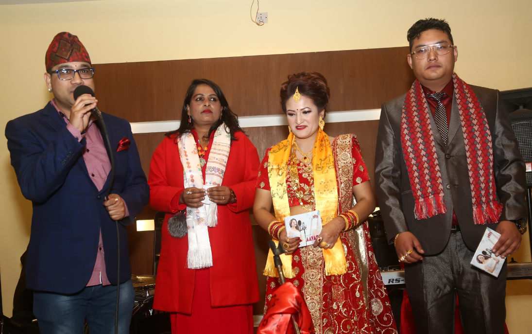 विवाहको मण्डपमा गीतको एल्बम विमोचन