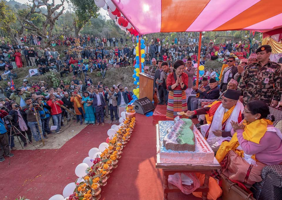 नेपालको नक्सासहित काटेको केकले प्रधानमन्त्रीको आलोचना : सामाजिक सञ्जालमा सुझाव, ‘ब्वाँसो ढोकैमा छ’