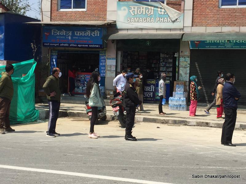 साझामा मास्क किन्नेहरु लाइनमा डेढ मिटर अन्तरमा, ग्याप मिलाउन पनि प्रहरी नै परिचालित