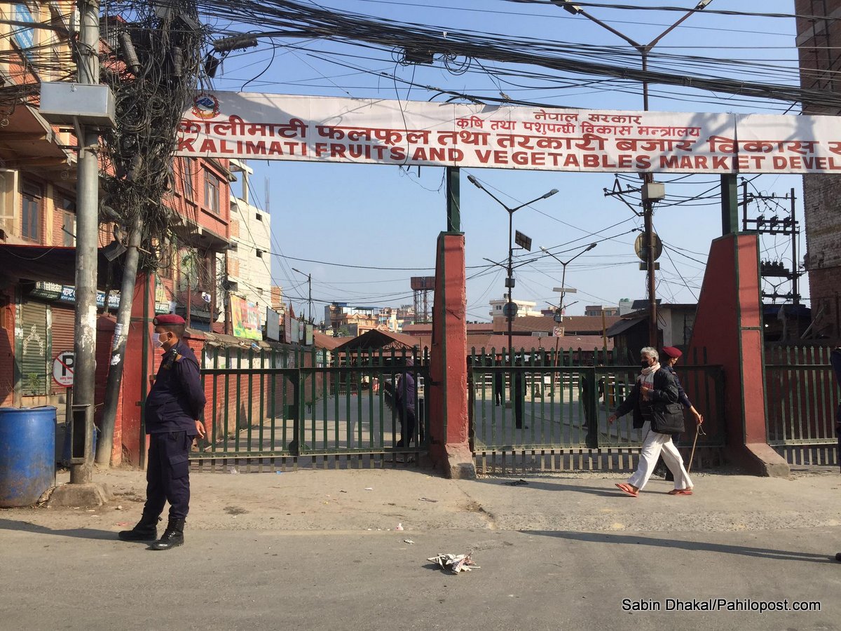 बिहान ८ बजे मुल ढोकामै ताला लाग्यो कालीमाटी तरकारी बजारको