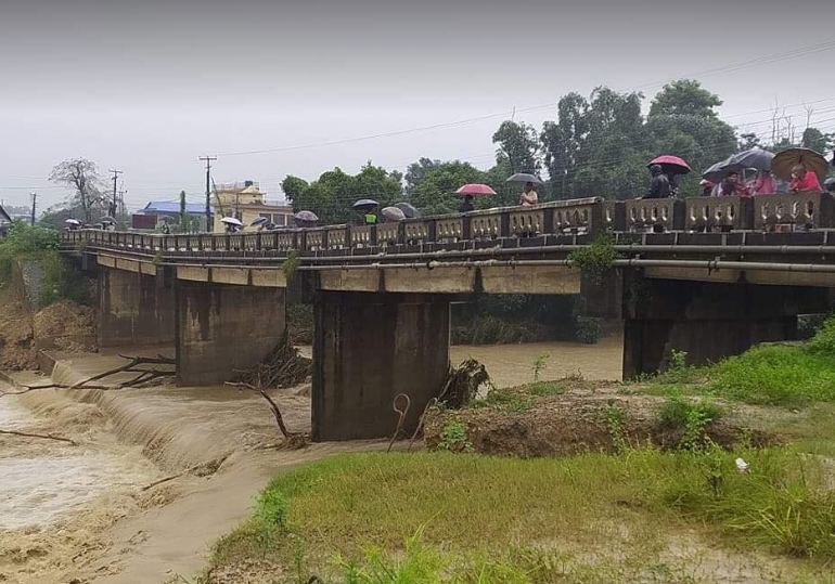 रुपन्देहीको देवदह घोडाहा पुल भासिँदा राजमार्ग अवरुद्ध