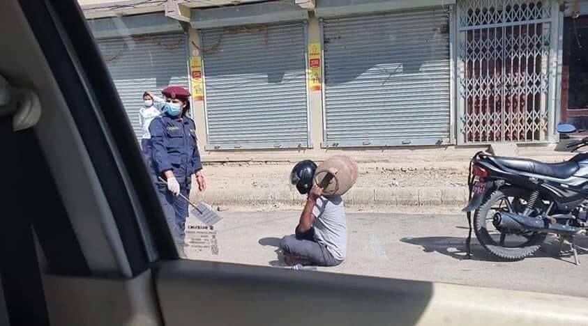 काँधमा सिलिन्डर बोकाएर सजायँको भाइरल फोटोबारे प्रहरी : छानविन हुँदैछ कारबाही हुन्छ