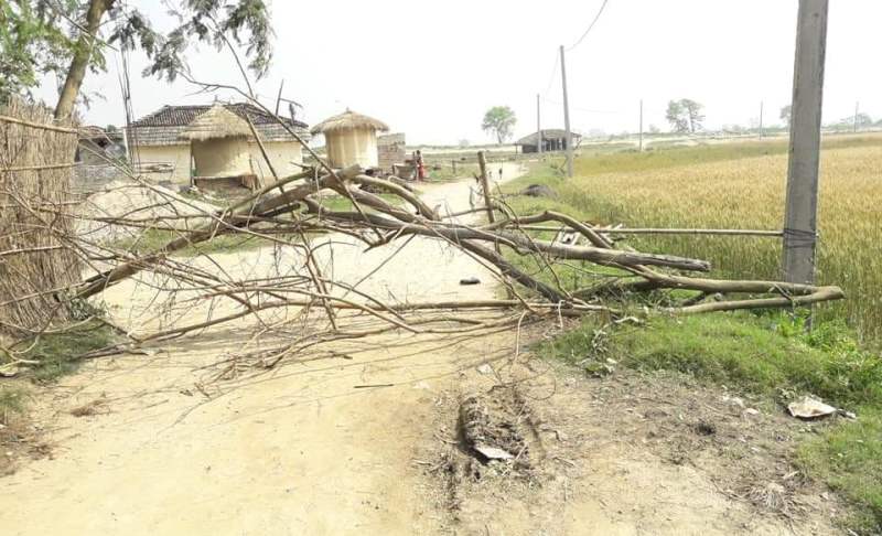 लकडाउन सफल बनाउन स्थानीयको यस्तो जुक्ति : बाटो छेकेर गाउँ प्रवेशमै निषेध