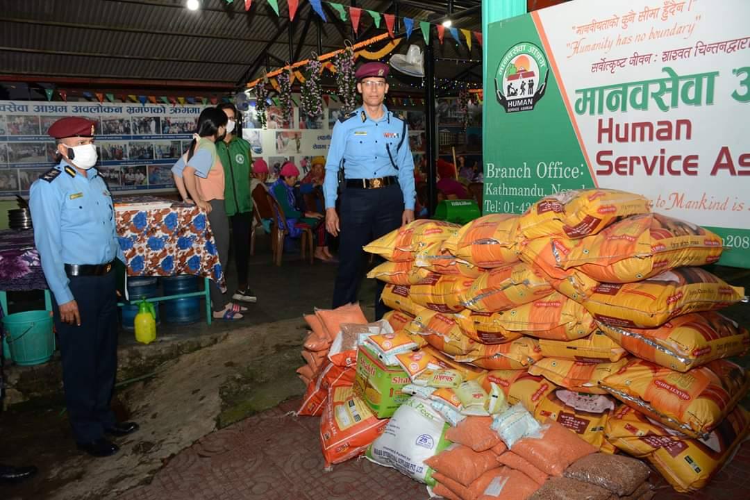 मानव सेवा आश्रमलाई डिआइजी पोखरेलले गरे खाद्य सामाग्री हस्तान्तरण, उपभोग्य सामाग्रीहरूको अभावमा प्रहरीलाई सम्पर्क गर्न आग्रह