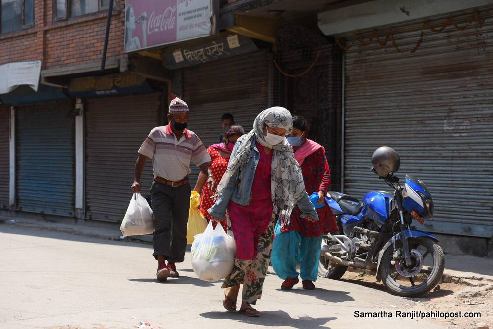 राहतको आश : कोही फारम भर्दै कोही राहत सामाग्री कुर्दै