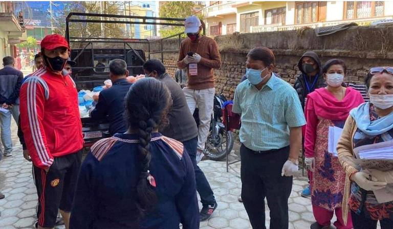 राहत बाँड्दै आफ्नो क्षेत्रको लकडाउन दैनिकी बुझ्दै कांग्रेस नेता सिंह